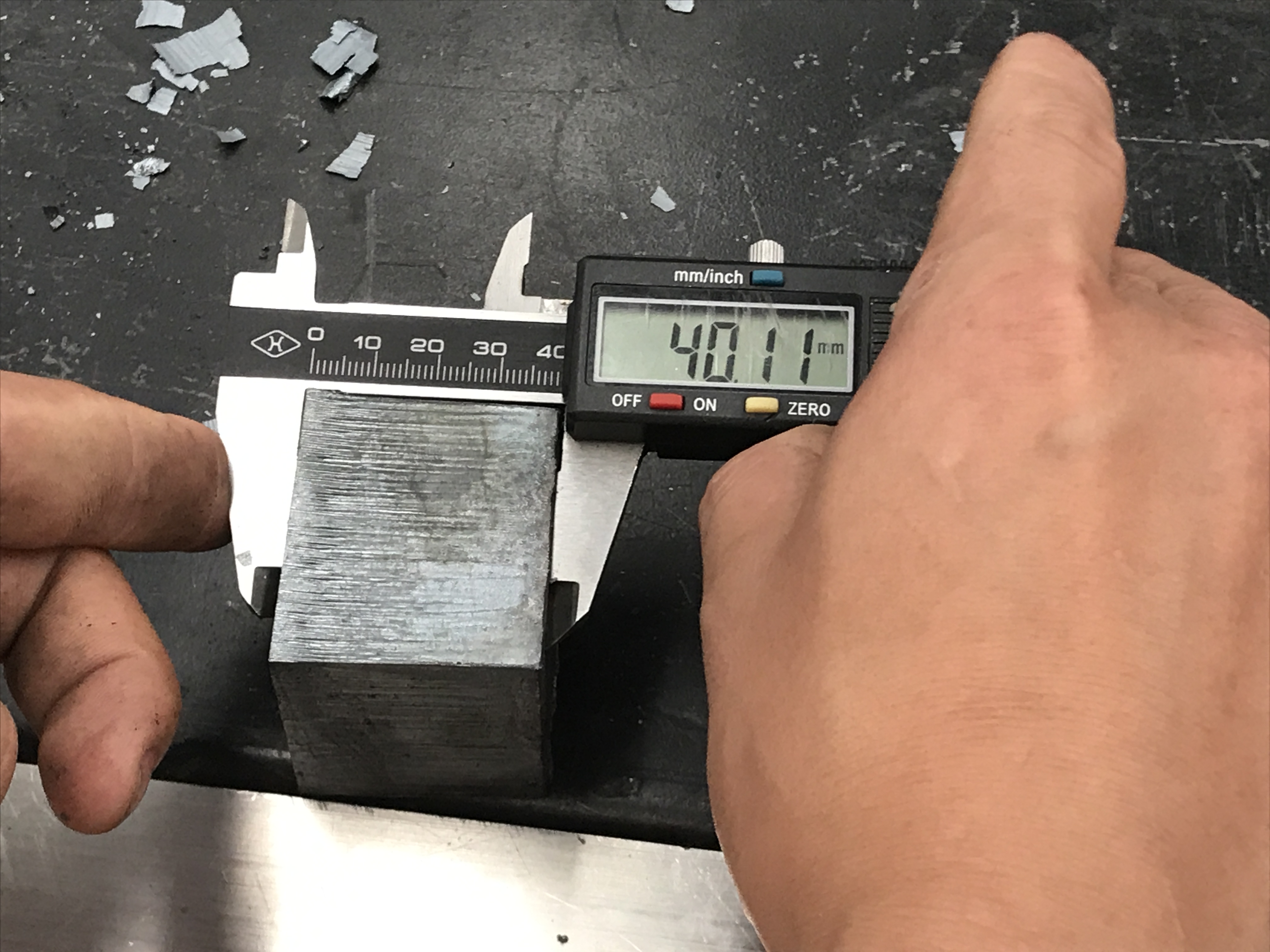 金屬板材切割用什么激光切割機比較好呢？當然還是光纖金屬激光切割機